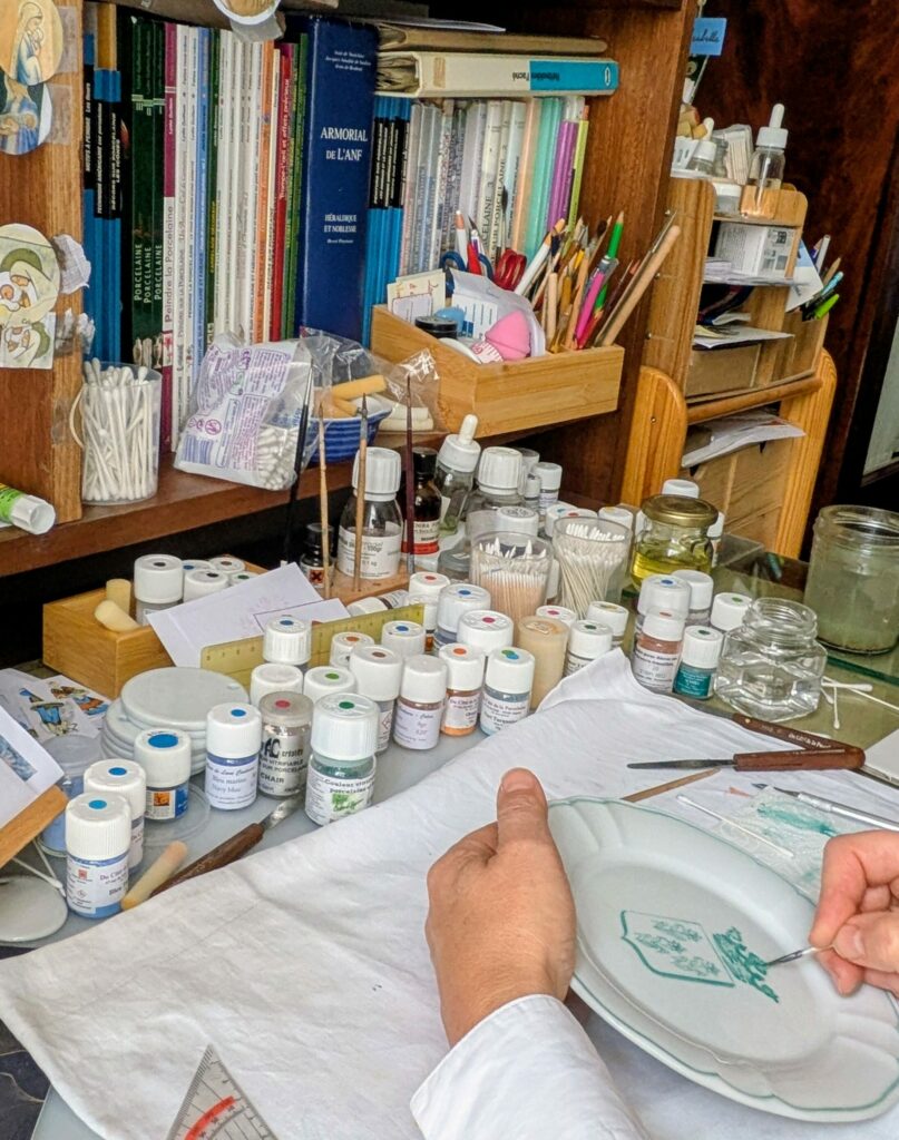 Détail de l’atelier et des créations en porcelaine